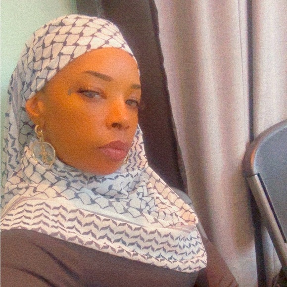 Meet your Posher, Aminah - Picture 1 of 1